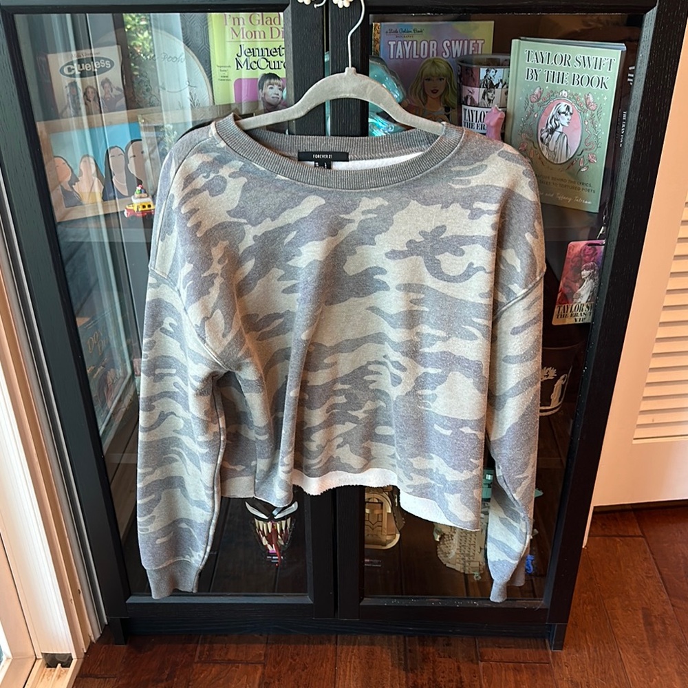 Cropped camo light jacket